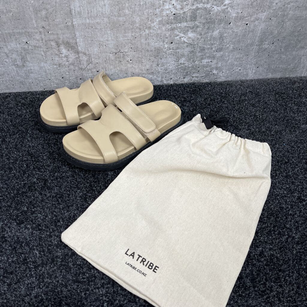 LA Tribe Sandals - 6/37